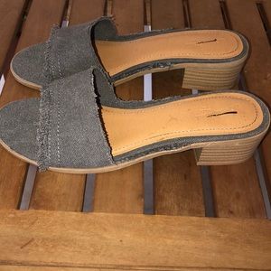 Universal Thread Sandals
